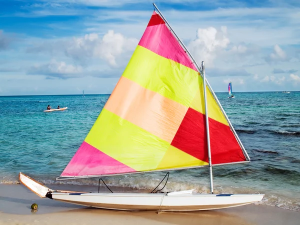 Barco à vela na praia — Fotografia de Stock