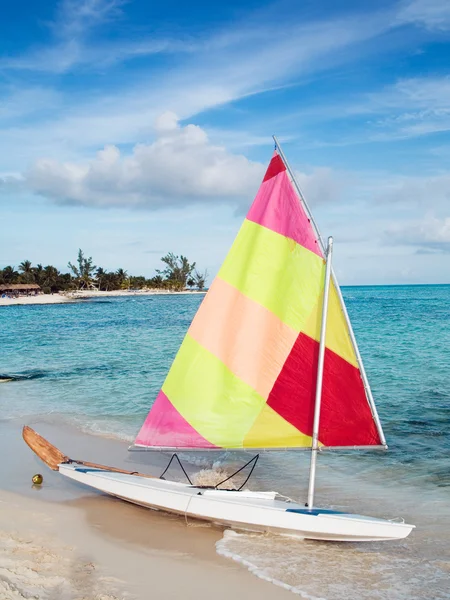 Sailing boat on the beach — Stock Photo, Image