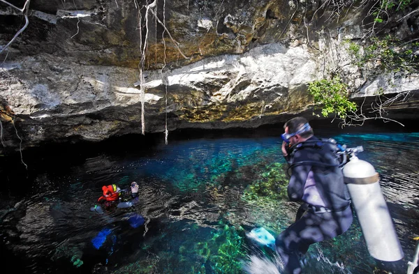 Mergulhadores em cenote — Fotografia de Stock