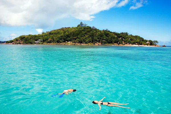 Turistas snorkling descansando no mar — Fotografia de Stock