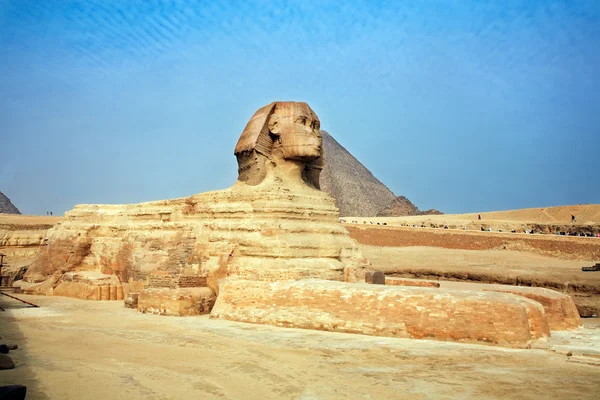 The sphinx & the pyramids — Stock Photo, Image