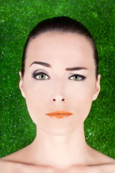 緑の目、眉を上げると美しい女性 — ストック写真
