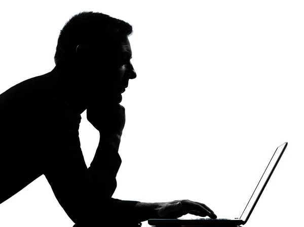 Один бізнесмен силует комп'ютерний ноутбук серйозно — стокове фото