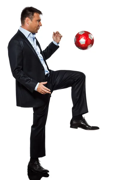 Un hombre de negocios jugando pelota de fútbol malabares — Foto de Stock