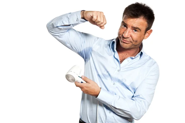 Un homme tache de sueur transpire chemise de séchage — Photo