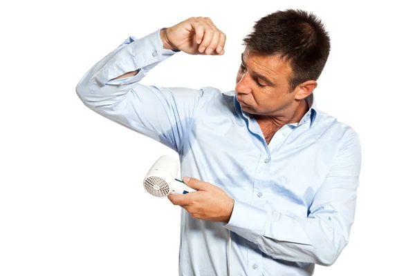 Uma mancha de suor homem transpira camisa de secagem — Fotografia de Stock