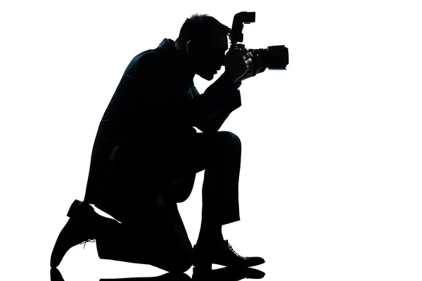 Sylwetka człowieka klęcząc fotograf — Zdjęcie stockowe