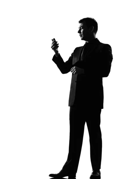 Σιλουέτα άνθρωπος σχετικά με το τηλέφωνο αποστολή κειμενικών μηνυμάτων sms — Φωτογραφία Αρχείου