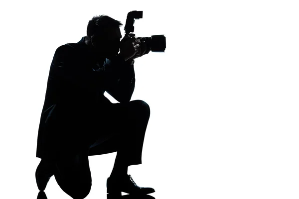 Силуэт, стоящий на коленях фотограф — стоковое фото