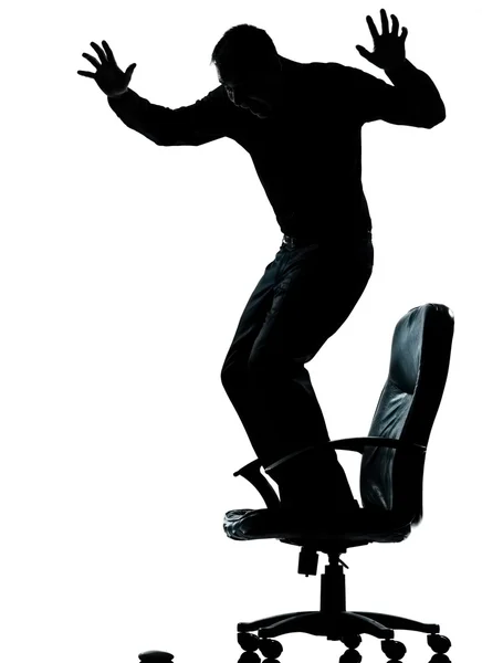Um homem de negócios com medo de silhueta do mouse computador — Fotografia de Stock