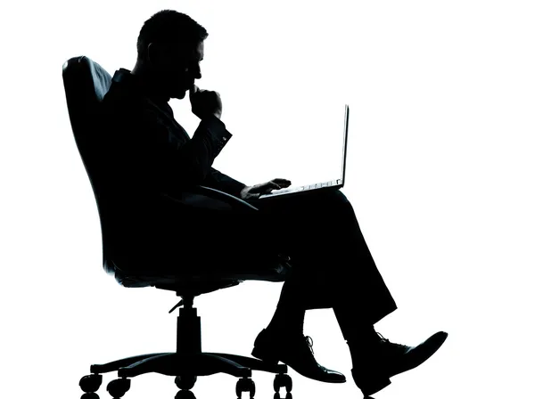 1 つのビジネス男コンピューター深刻な肘掛け椅子に座っているコンピューティング — ストック写真