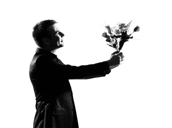 Силует один чоловік тримає подарунок букет квітів — стокове фото