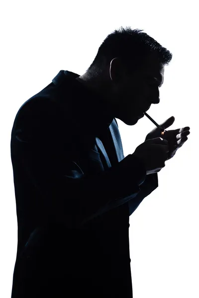 Силуэт мужчина портрет закуривающий сигарету — стоковое фото