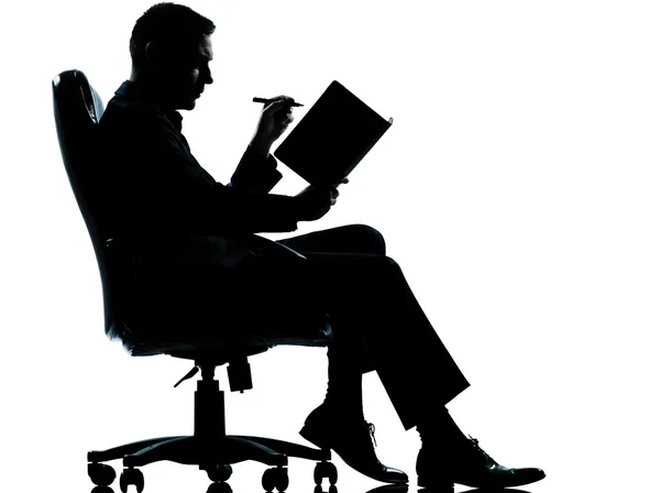 Un homme d'affaires avec un agenda personnel prenant des notes assis dans ar — Photo