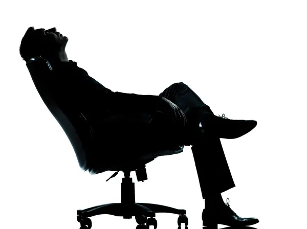 Ένα επιχειρησιακό άτομο που κάθεται στην πολυθρόνα χαλάρωσης σκέψης silhouett — Φωτογραφία Αρχείου