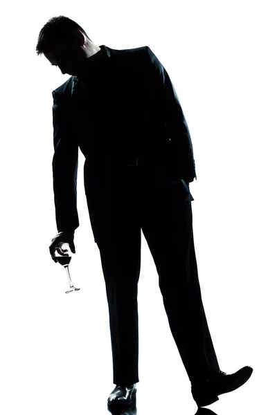 Pijany mężczyzna trzyma kieliszek czerwonego wina — Zdjęcie stockowe