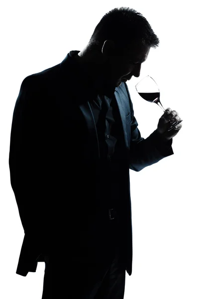 Silueta hombre retrato oliendo copa de vino tinto —  Fotos de Stock