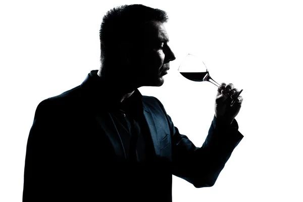 剪影男人肖像嗅到的红葡萄酒杯 — 图库照片