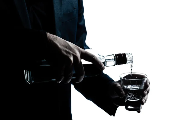 Silhouette homme mains fermer verser de l'alcool blanc — Photo