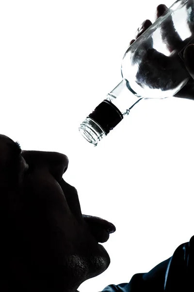 Silhueta homem bêbado derramando vazio álcool botlle — Fotografia de Stock