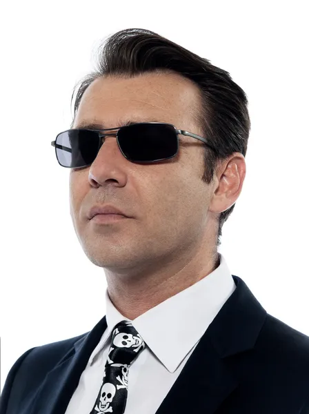 Mann kaukasischen kriminellen Porträt ernst mit Sonnenbrille — Stockfoto