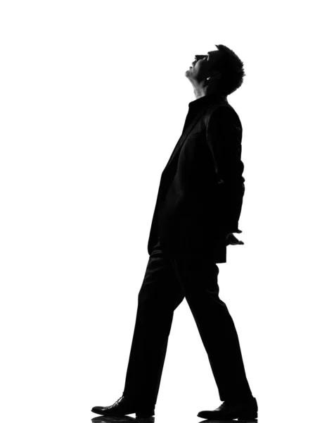 Silhouette uomo che cammina meditando guardando in alto — Foto Stock