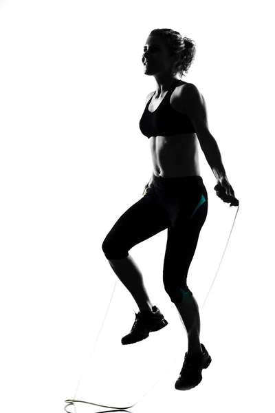 Mulher treino aptidão postura pulando corda — Fotografia de Stock