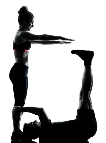 Una pareja hombre mujer ejercitando ejercicio fitness — Foto de Stock