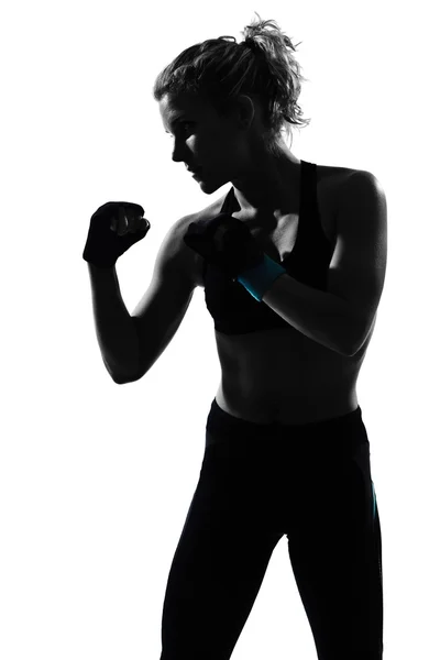 Γυναίκα μπόξερ στάση kickboxing που εγκιβωτίζει — Φωτογραφία Αρχείου