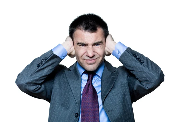 Mãos de homem cobrindo ouvidos irritados pelo som — Fotografia de Stock