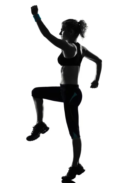 Frau trainiert Fitnesshaltung — Stockfoto