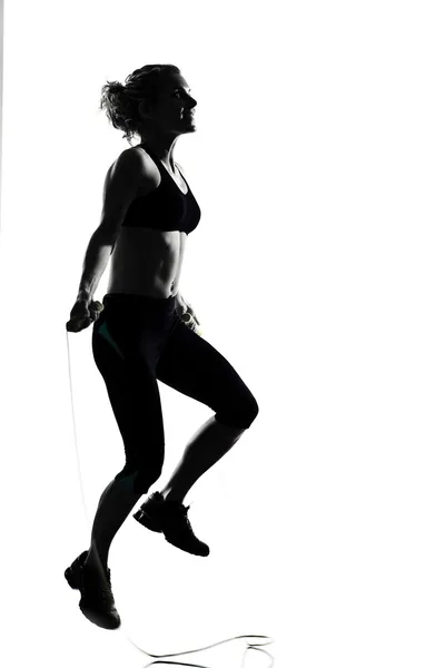 Mulher treino aptidão postura pulando corda — Fotografia de Stock