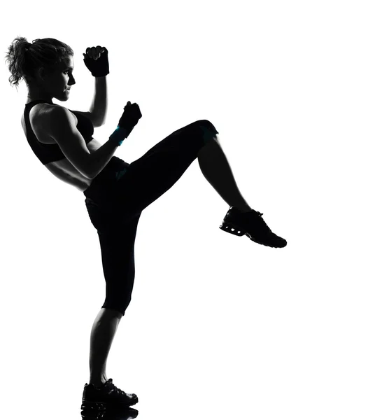 Γυναίκα μπόξερ στάση kickboxing που εγκιβωτίζει — Φωτογραφία Αρχείου