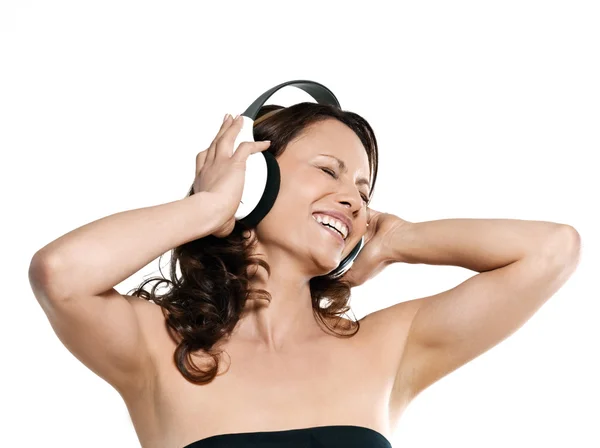 Portret van mooie vrouw genieten van muziek — Stockfoto