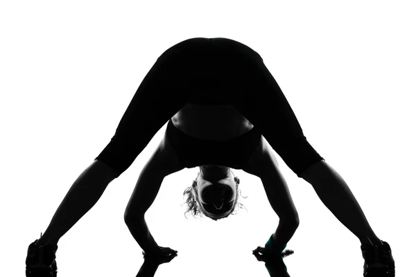 Kadın egzersiz germe fitness duruş — Stok fotoğraf