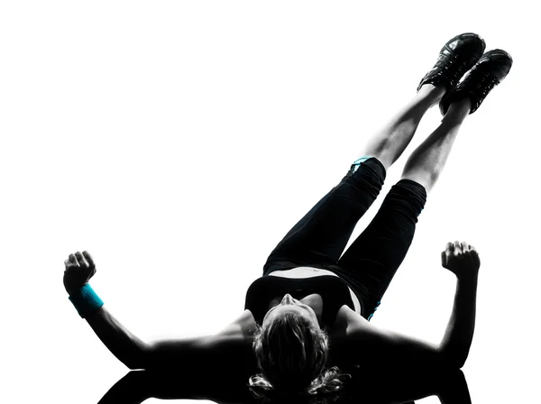Donna allenamento fitness postura addominali push up — Foto Stock