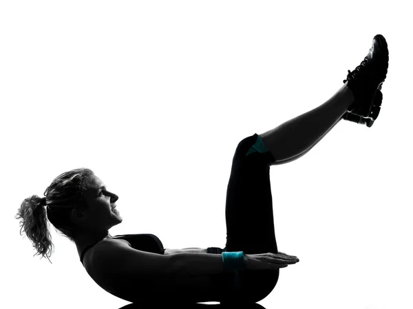 Kvinna workout fitness hållning mage push ups — Stockfoto