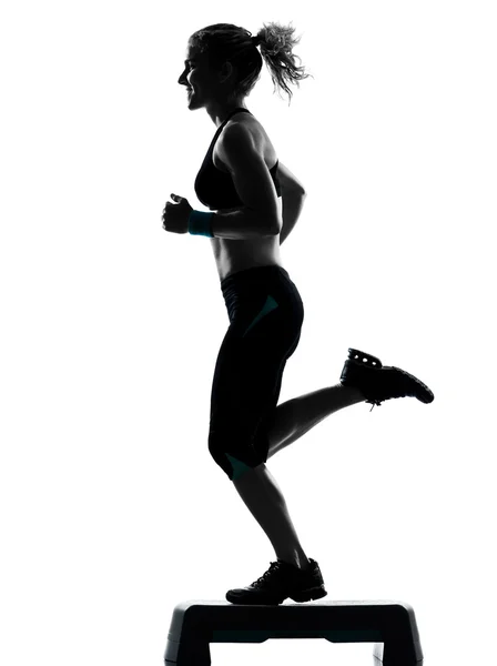 Mujer haciendo ejercicio aeróbico paso —  Fotos de Stock