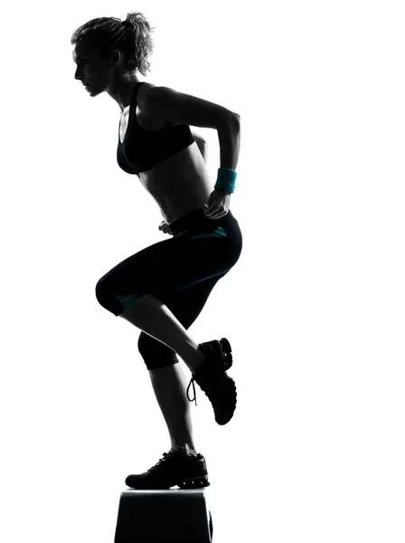 Femme faisant de l'aérobic étape — Photo