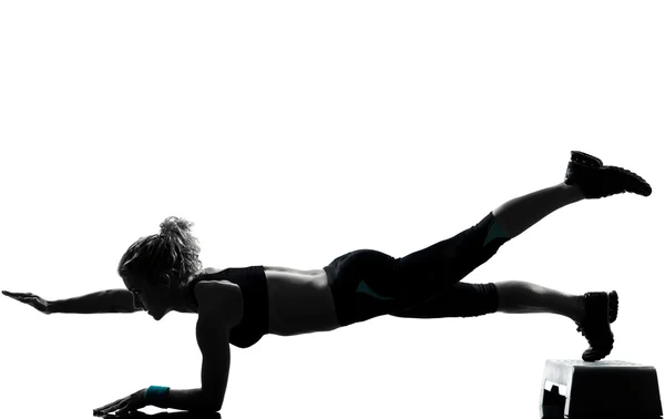 Mujer haciendo ejercicio aeróbico paso —  Fotos de Stock