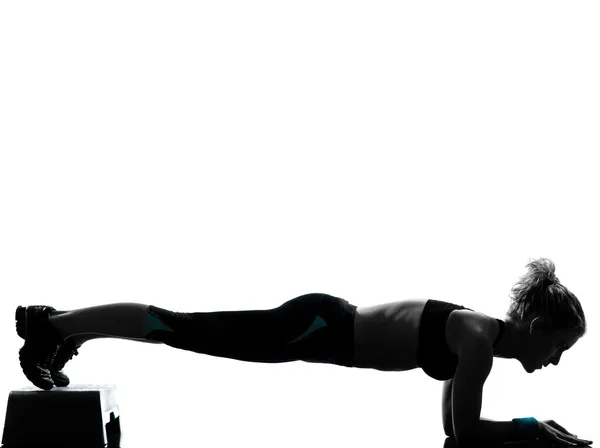 Mulher exercício passo aeróbica push ups — Fotografia de Stock