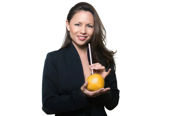 Retrato de mulher bonita com suco de laranja — Fotografia de Stock