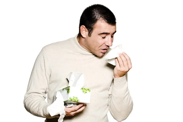 Homem retrato espirrando frio e alergia à gripe — Fotografia de Stock