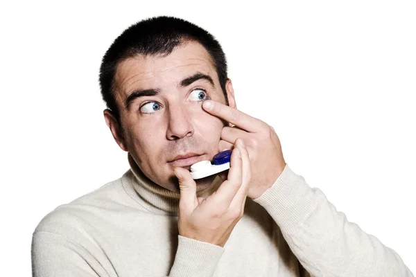Muž vkládání kontaktní čočky v oku — Stock fotografie
