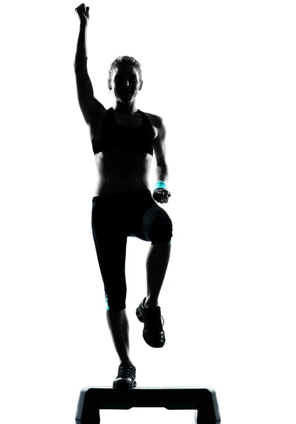 Mujer haciendo ejercicio aeróbico paso — Foto de Stock