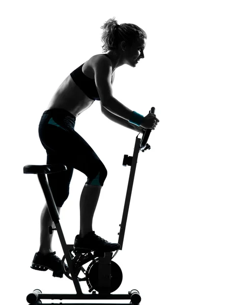 Жінка на велосипеді тренування фітнес пози — стокове фото