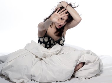 genç kadın yatakta yorgun uykusuzluk hangover uyanış