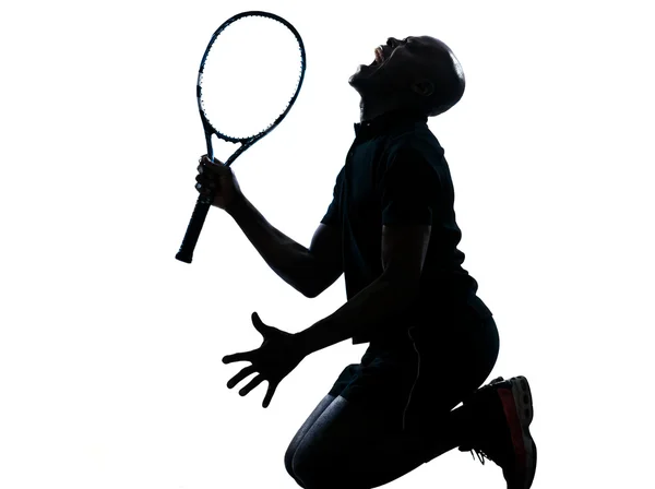 Erkek tenisçi çığlık diz çökmüş — Stok fotoğraf