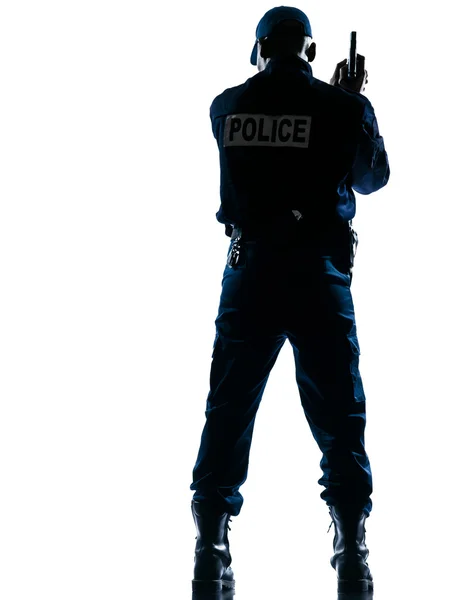Bakifrån av polisman med pistol — Stockfoto