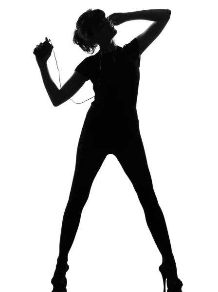 Женщина-силуэт танцует и слушает музыку — стоковое фото